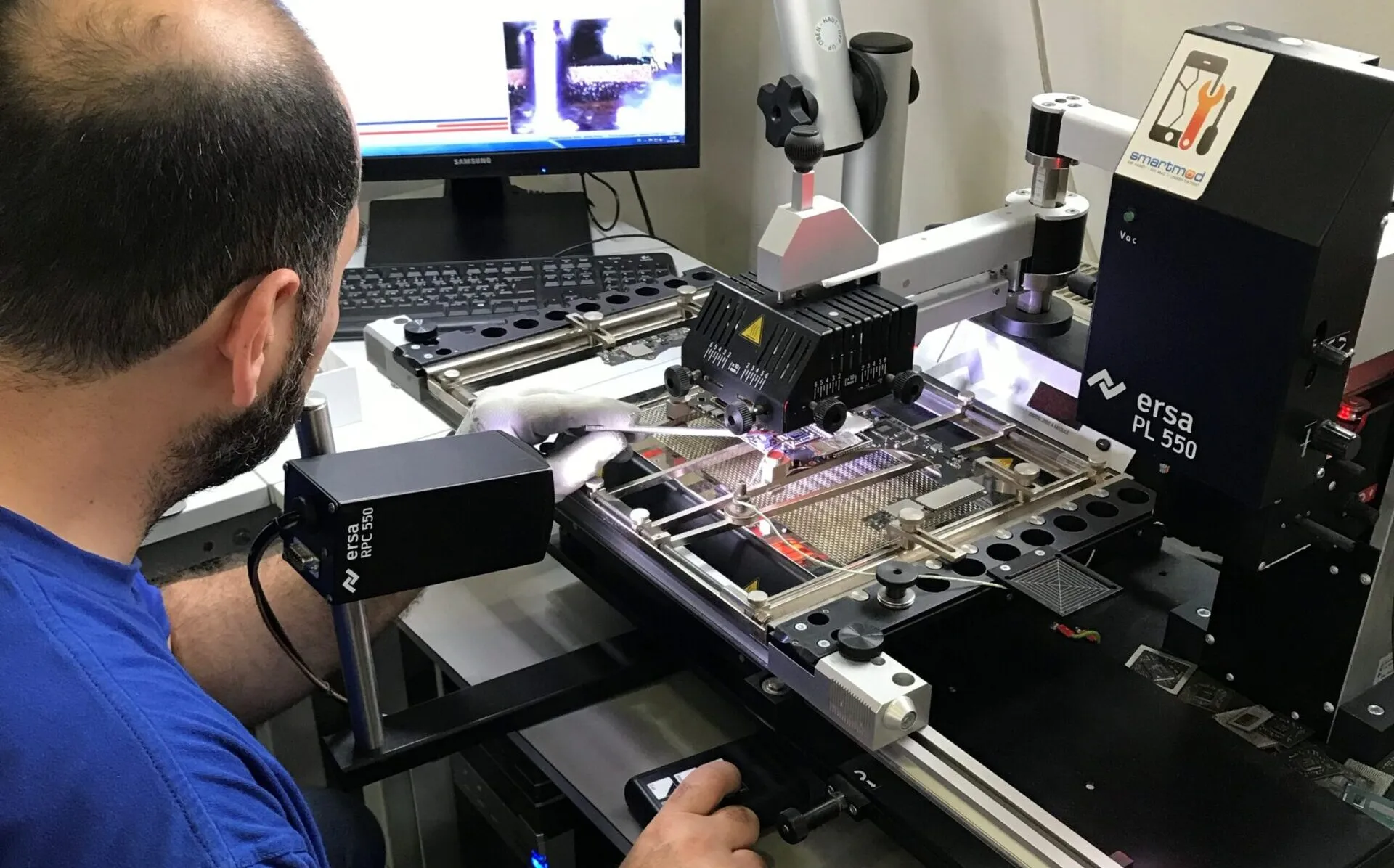 smartmod-Techniker bei der Boardlevel-Reparatur im eigenen Labor in Frankfurt